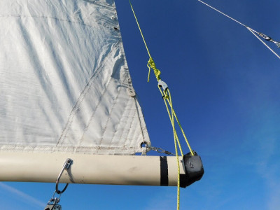 1920px-US_Yachts_US_22_sailboat_Vesper_topping_lift_1134.jpg