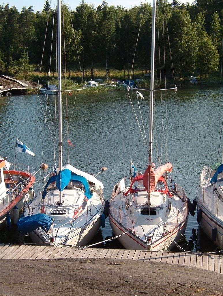 s/y Charlotta (vasen) ja s/y Hennuli, Elisaari heinäkuussa 2003