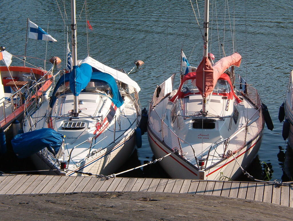 s/y Charlotta (vasen) ja s/y Hennuli, Elisaari heinäkuussa 2003