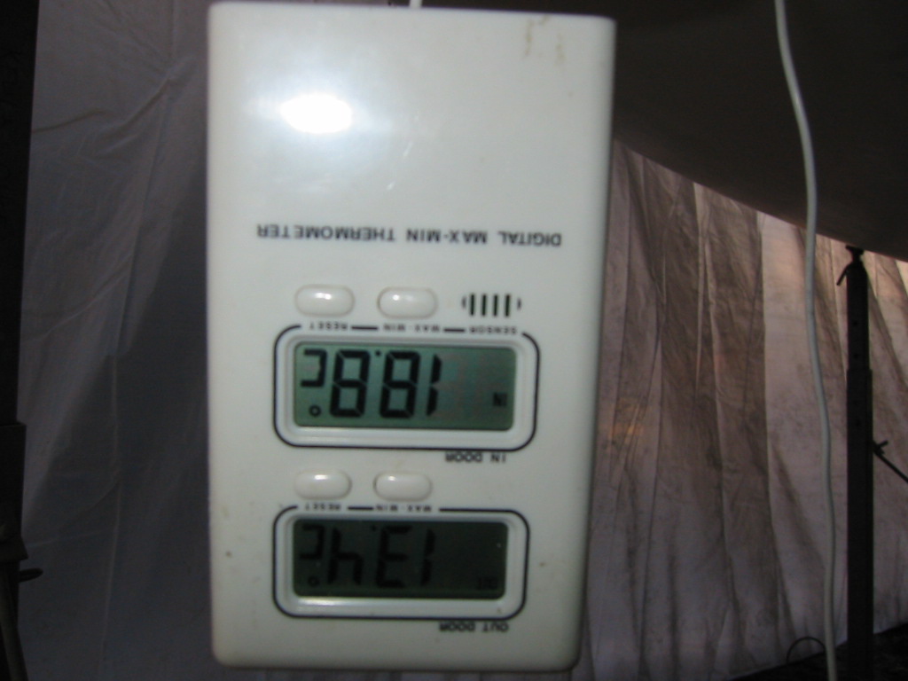 In näyttää lämpöteltan lämpötilan ja out anturi teipattu mittaamaan kölin lämpoä