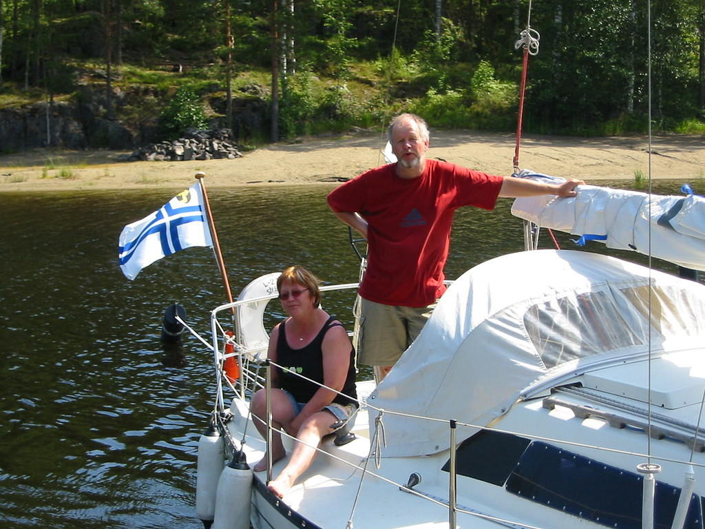 S/Y Emilia Järvisydämmen lomakylän laiturissa 10.7.2002 Saimaa Ranking / Linnasaari purjehduskilpailun jälkeen. Anna-Liisa ja Ju