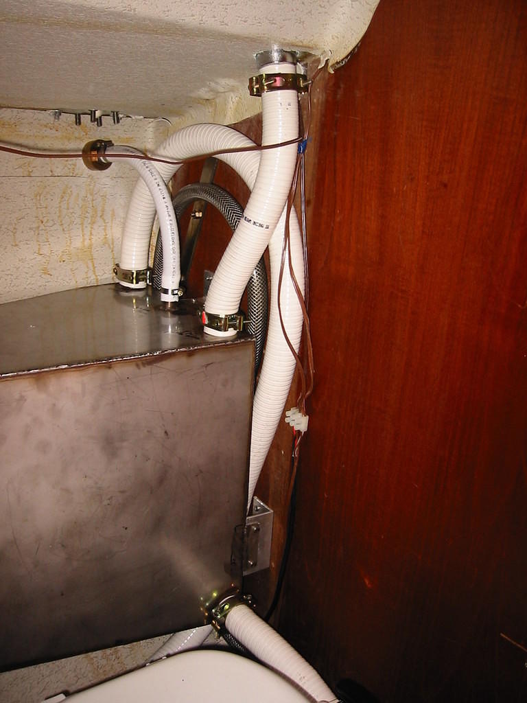 Tankki paikoillaan WC istuimen takana. Ratkaisussa hätätyhjennys vanhan sulkuhanan ja läpiviennin kautta.