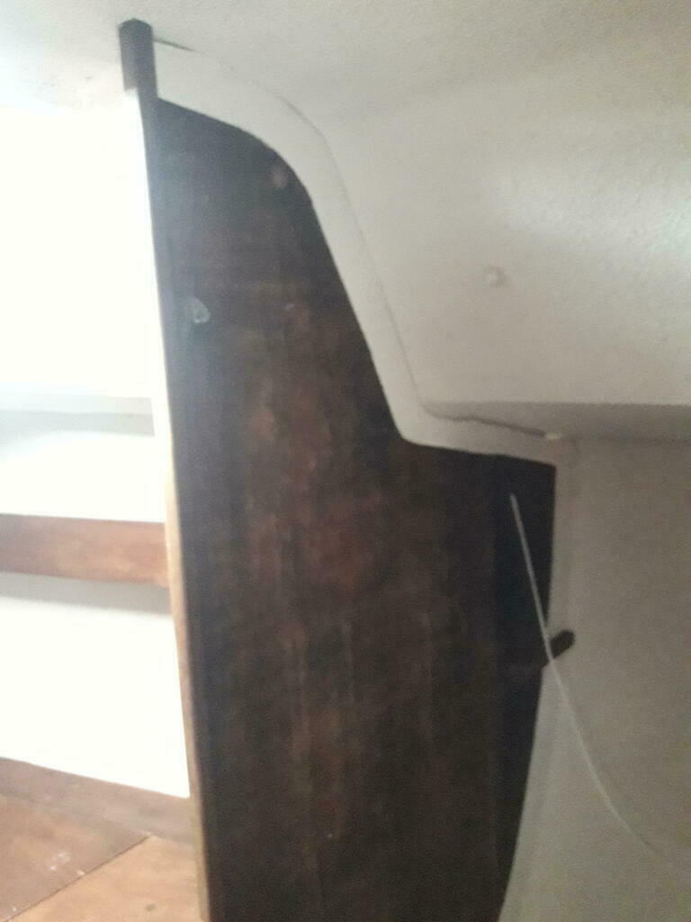 Vipeq cork pintaa wc taka kaapin seinässä, kaapin etulevy poistettuna
