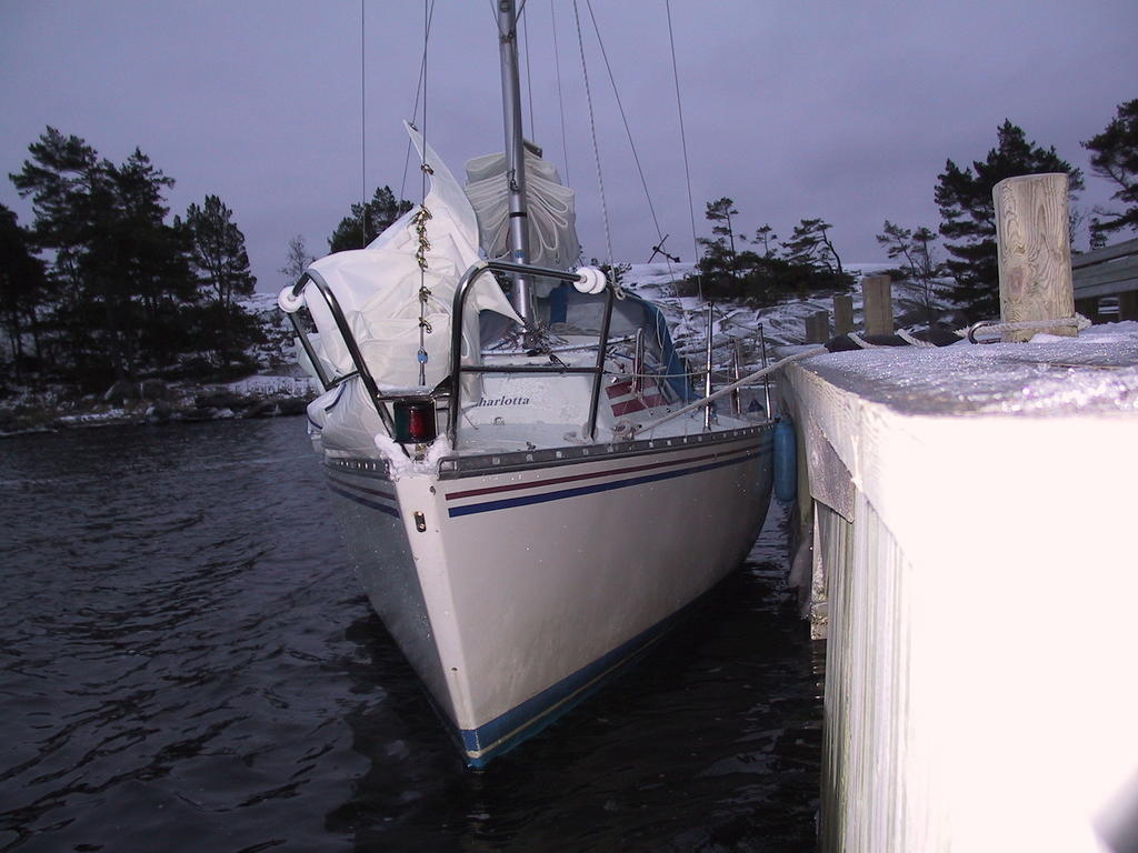 Inga bojar i sjön mera. Vinden ökade på natten till 8 m/s (05:30) så det blev litet un-bequem...
