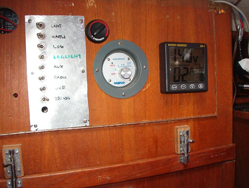 Navman BM-1 akku-tankki-mittari asennettuna

Näytössä V ja A mittarit