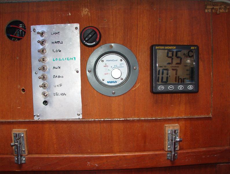 Navman BM-1 akku-tankki-mittari asennettuna

Näytössä latausaste sekä aikaa jäljella (täyteen lataukseen tässä kohtaa)