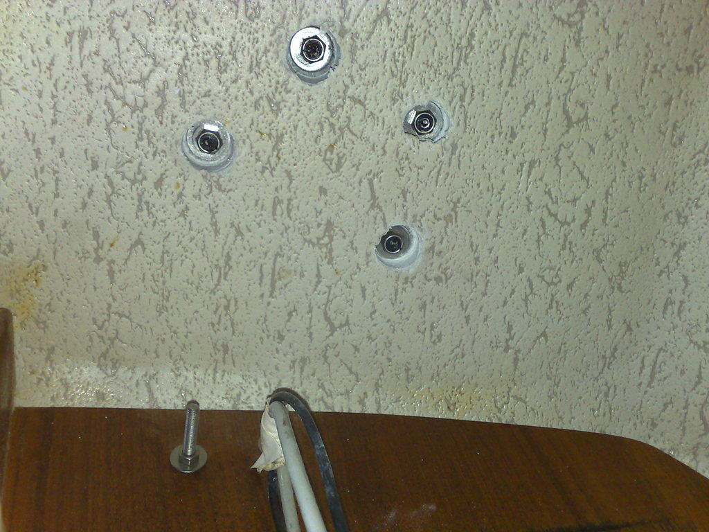 Sisäpuolelta kuvattu muttereille ja prikoille tehdyt syvennykset. 

Laminaatin kokonaispaksuus on noin 27mm, sillä M6 30mm pul