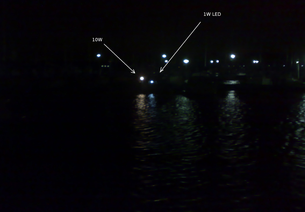 Ylärivi on sataman valaistus. Vasen keltaisempi valo original perävalo, ja alin on led-kulkuvalo.

Ja vasen on siis noin 10W m