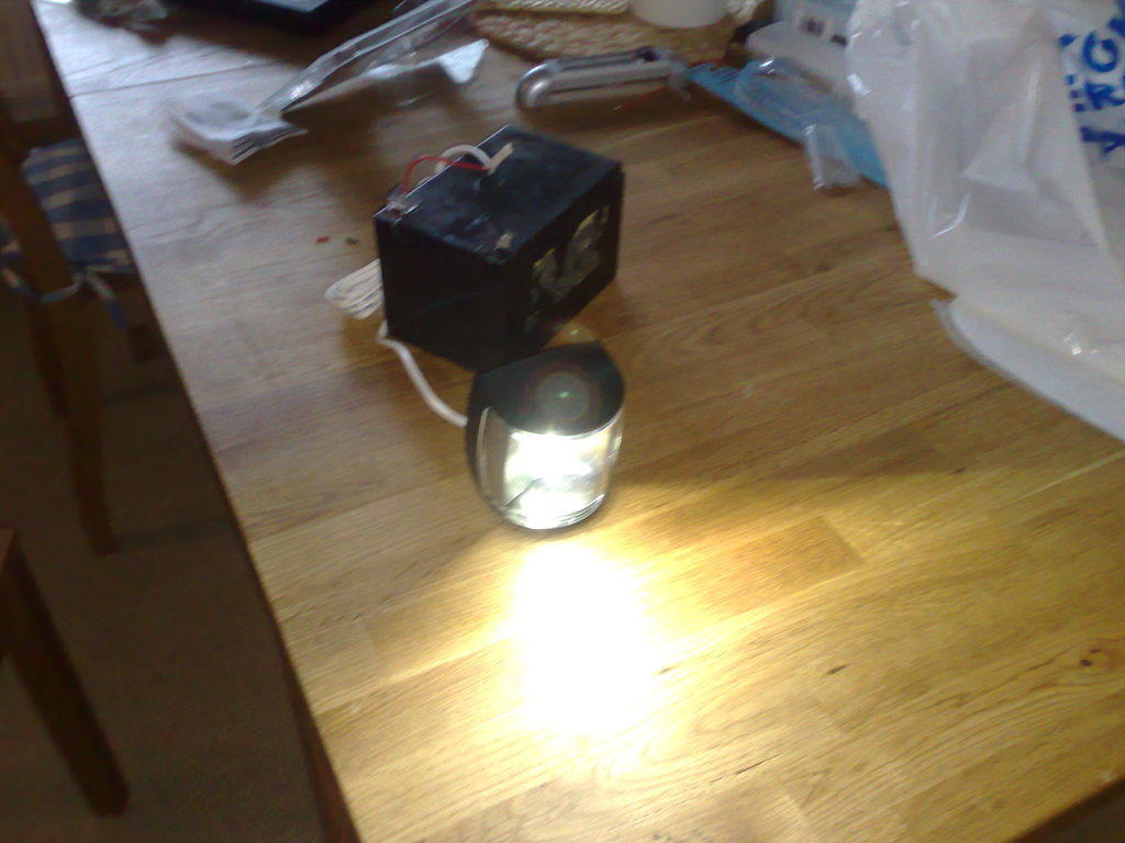 Perjantaiaamupäivän shoppaushuuma

Perävalo LED, 54¤. 2W. Pätevältä vaikuttaa, valo on kirkas ja tasainen. LED:in päällä on li