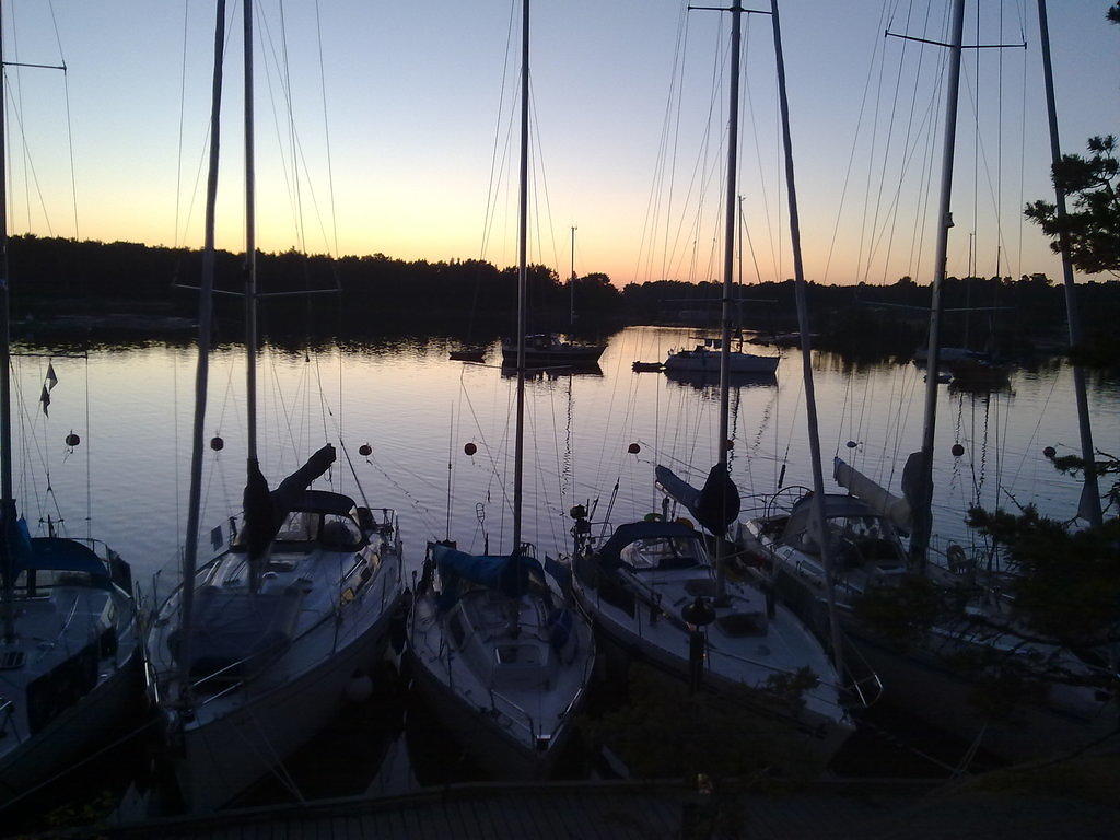 Käringsund, Eckerö. Ilta-aurinko satama-altaassa. Bavaria-burger.