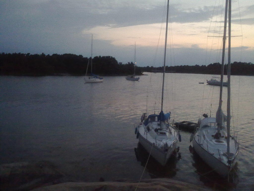 Bänö-ö, pieni saari lahdessa, luoteisnurkassa