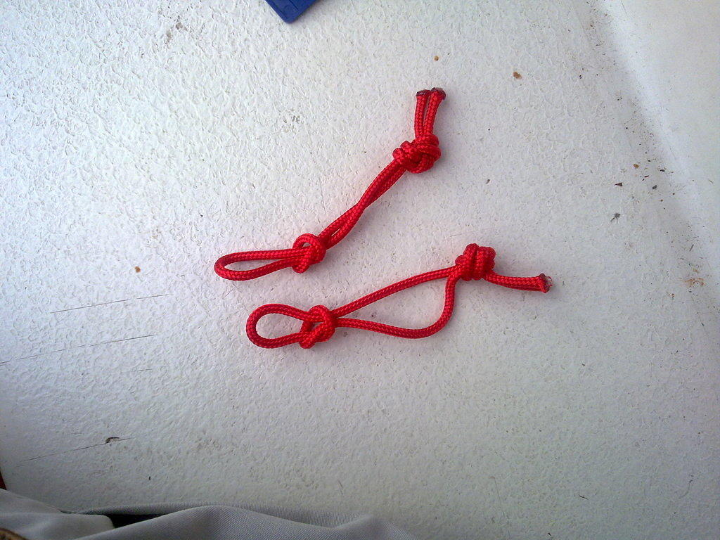 Tällaisilla 3 mm köydenpätkillä tein kiinnikkeet proto-versiota varten uimaportaiden alapultteihin.
