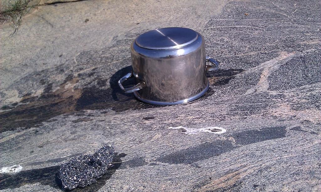 Tuon kehtaa jo laittaa pöydälle tai sitloodaan ilman vaaraa nokeentumisesta. Vieläkin varotaan vanhasta muistista kuitenkin.