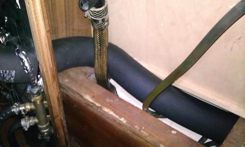 24.5 Sinne se sujahti. Putken lämpötila pysyy alhaisena, vaikka lämpömittarin  asteikko loppui +70°C kohdalla.