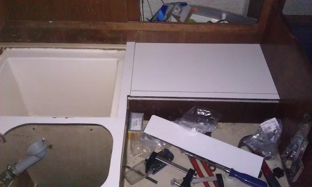 8.6 Kattilaluukun kansi sahattu, sekä siitä pieni pala josta tulee "pöytätaso" keittimen taakse.

Tuo luukku on vähä