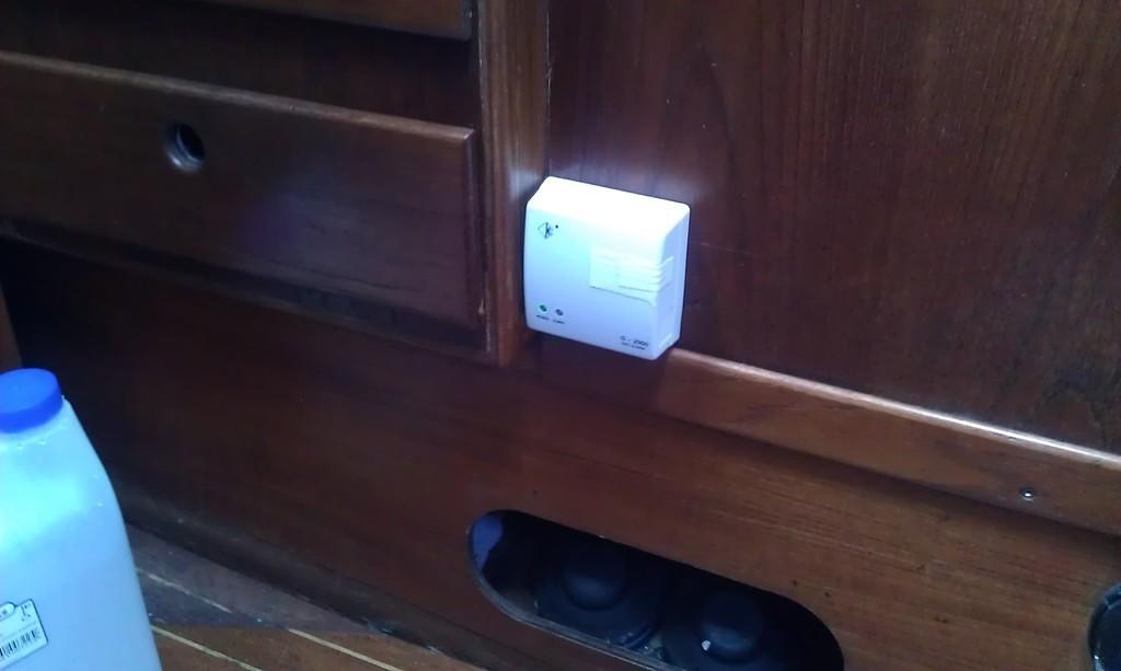 26.6 Prestosta hankittu kaasuhäly ~35¤. Toimii 12V-lla, ja papereitten mukaan kuluttaa 1W verran poweria. Kytkin tuon valaistuks
