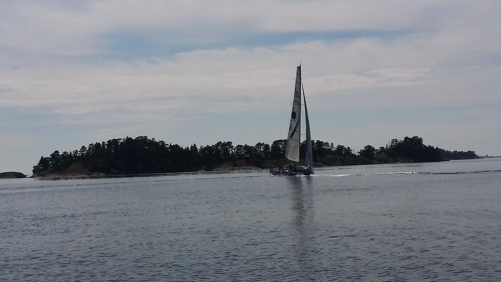 20150729 Kotiinmatkalla porkkalasta ormiksen kohdalla tuli tällainen vastaan. Ei ollut yksinpurjehdusta.