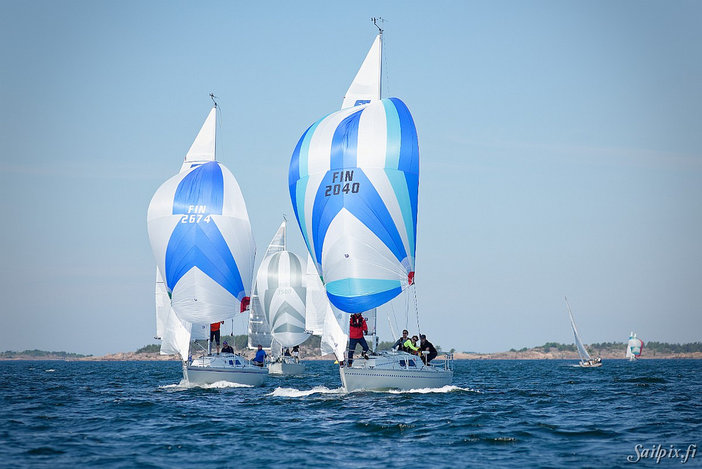 Estelle johtaa Charlottaa Ja Melissaa
©sailpix