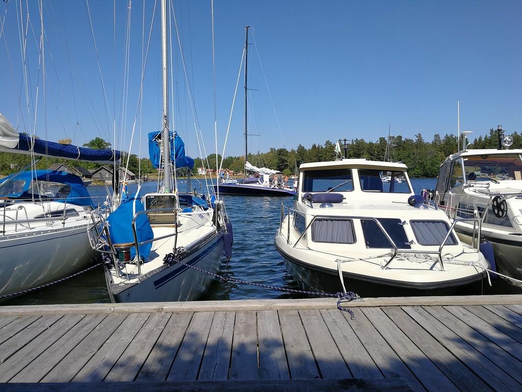 Arholma Österhamn. Guy Lönngrenin One40 tuli moikkaamaan. Todella leveä vene, vaikea saada laituriin kun parras ei sopinut yhtee