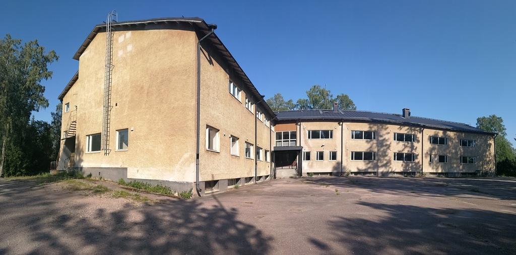 Isosaari on auennut yleisölle. En suosittele, ei ainakaan yöpymistä. Vessat kaukana laguunista, suihkut vielä kauempana. Kallis 