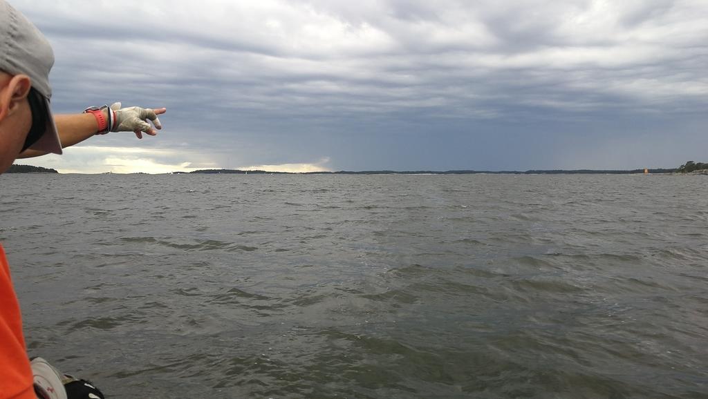Barösund Runt, bogaskärin paikkeilla. Edestä tulee myräkkä suoraan päin. 