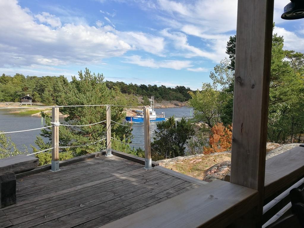 Ihme veneitä saapuu Högholmenin ohi porkkala mv-asemalle