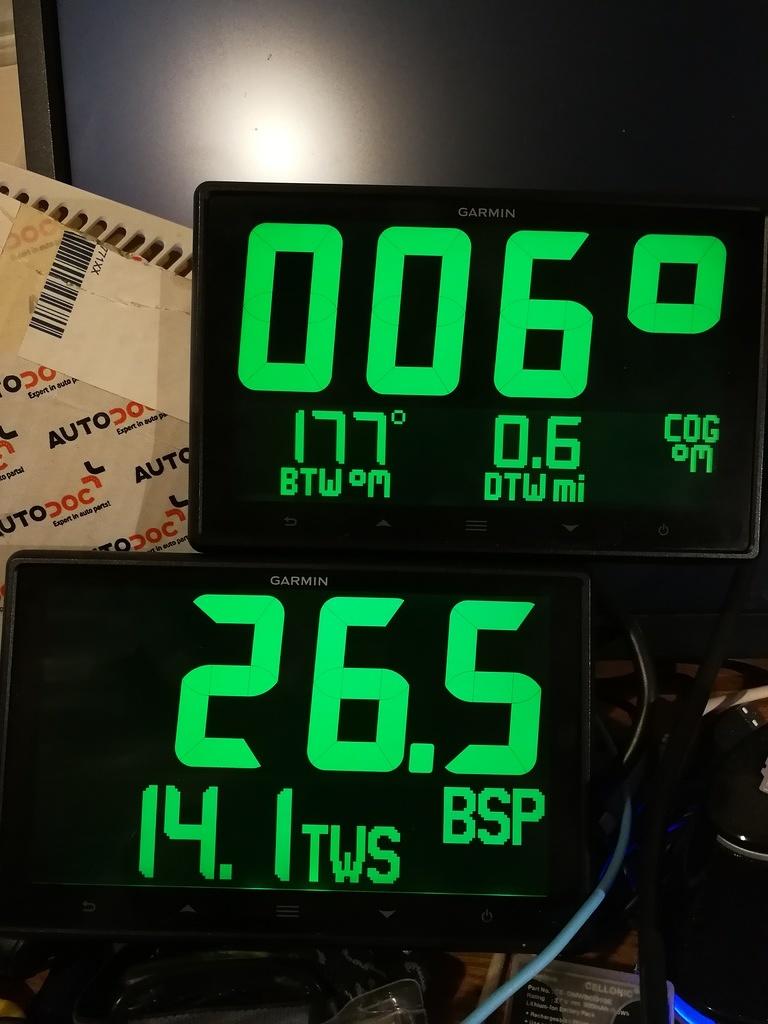Uudet käytetyt mittarit demo-moodissa. Garmin GNX 120. Näyttävät jopa kolme arvoa samaan aikaan, osaavat jopa piirtää käppyrää. 