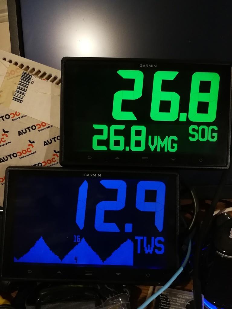 Uudet käytetyt mittarit demo-moodissa. Garmin GNX 120. Näyttävät jopa kolme arvoa samaan aikaan, osaavat jopa piirtää käppyrää. 