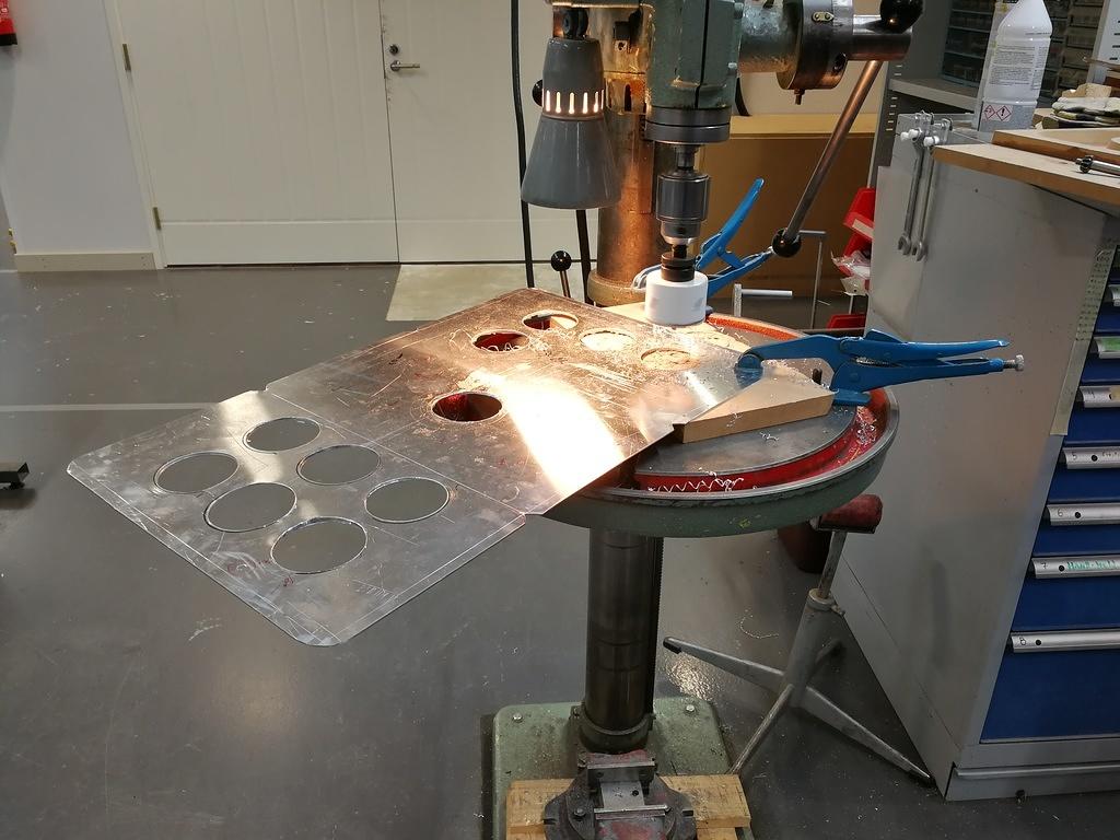 Bilteman HSS reikäsaha toimi hyvin, ei ole edes kallis. Tuulimittarin reikä 75 mm, sivujen tuuletusreiät 64 mm ja GNX120 mittare