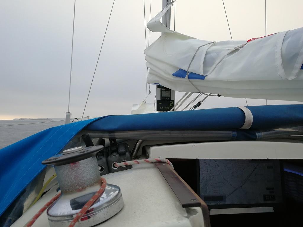 Kuten aina ennenkin niin laskettu isopurje estää sen että näkisi nopeuden ja gps-suunnan. Nyt kun ne arvot näkyvät raymarinen au
