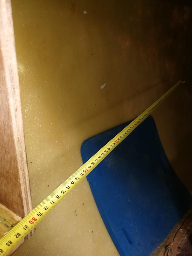 Tätä hyllyä voisi jatkaa pistopunkan puolelle. Noin 30 x 80 cm suorana. Merellissä tasaleveä taakse asti, mutta silloin sen pitä