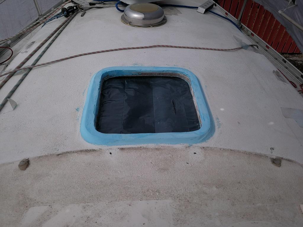 Kattoluukun kaulus vähän turhan matala, eikä riittävän hyvin kiinni kannessa niin nyt siihenkin tulee korotus/levennys.