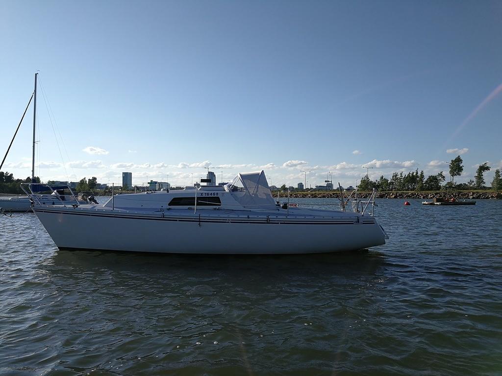 9.6 Vene viety poijuun. Tässä uuden sprayhoodin profiili. Se on paljon korkeampi takareunasta, joka on hyvää mun selälle kun pit