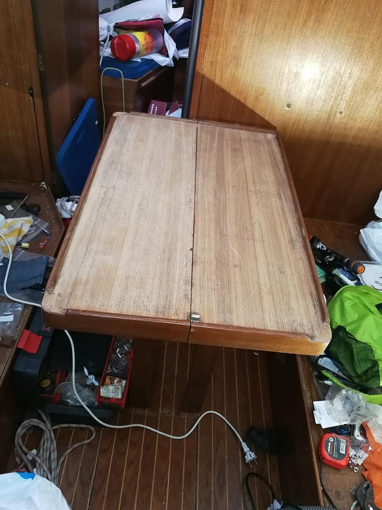 11.6 Hioin pöydän. Aika karun oloinen sen pinta, paksusti vanhaa öljyä