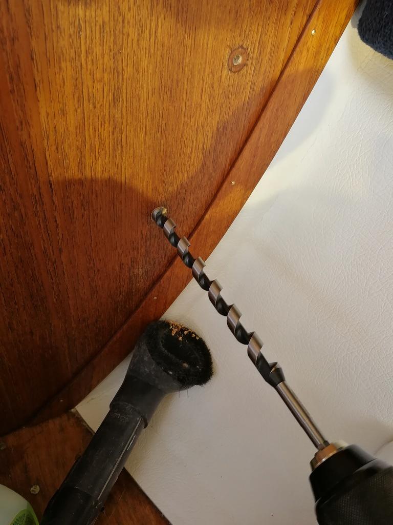 12.6 12 mm poralla vanhojen reikien kohdalle 