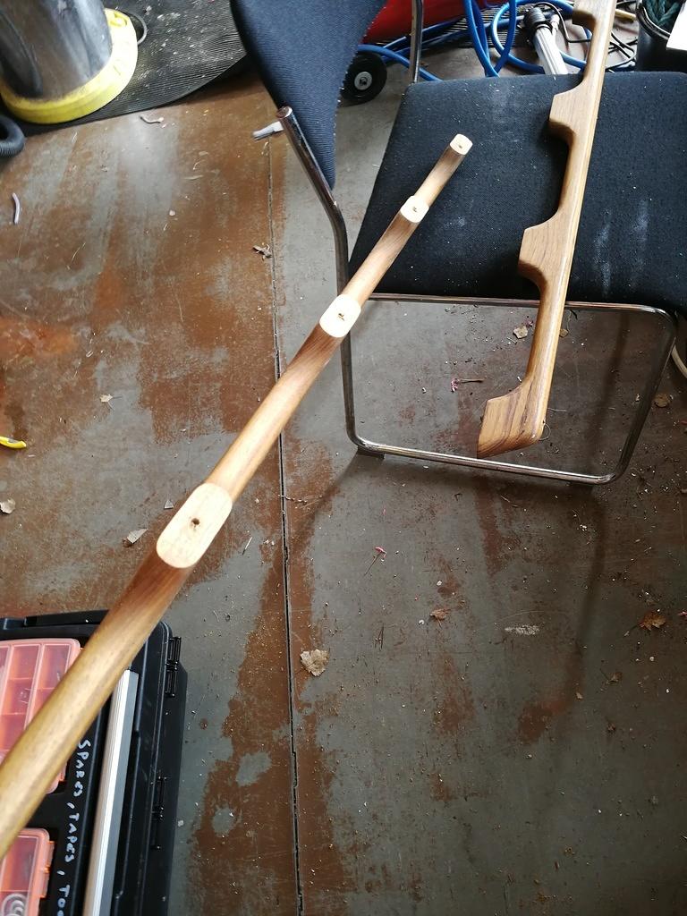 12.6 Uudet kahvat piti porata, tähän meni tunteja. Aloitin sitten niin että porasin tästä suunnasta 6 mm reiät, keskelle jalkoja