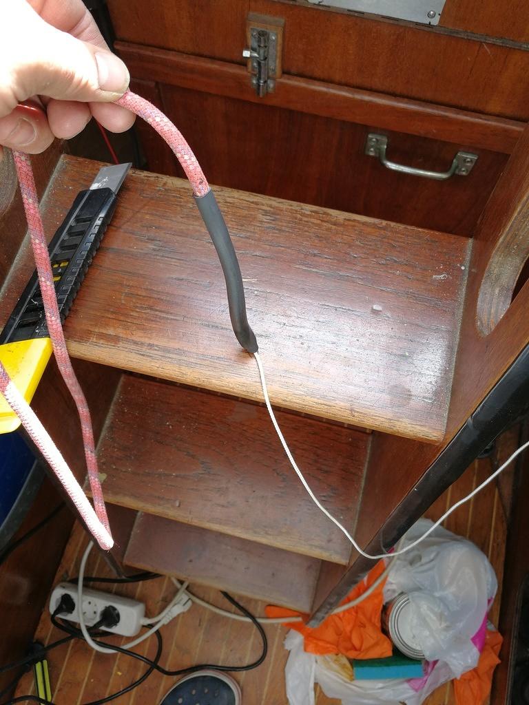 15.6 Ajattelin sitten uusiokäyttää vanhaa 6 mm dyneema spinnuskuuttia. Tämäkään ei mahtunut falliboksista sisään. 
