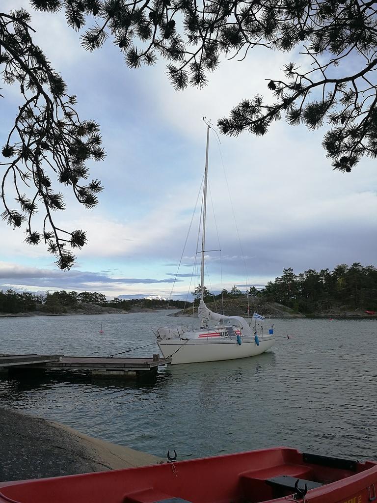 4.7 Taas yksin satamassa. Tällä kertaa Borgareluoto/Redamo/NJK. Yöllä heräsi 13 m/s suoraan aukosta sisään. Heräsin :)
