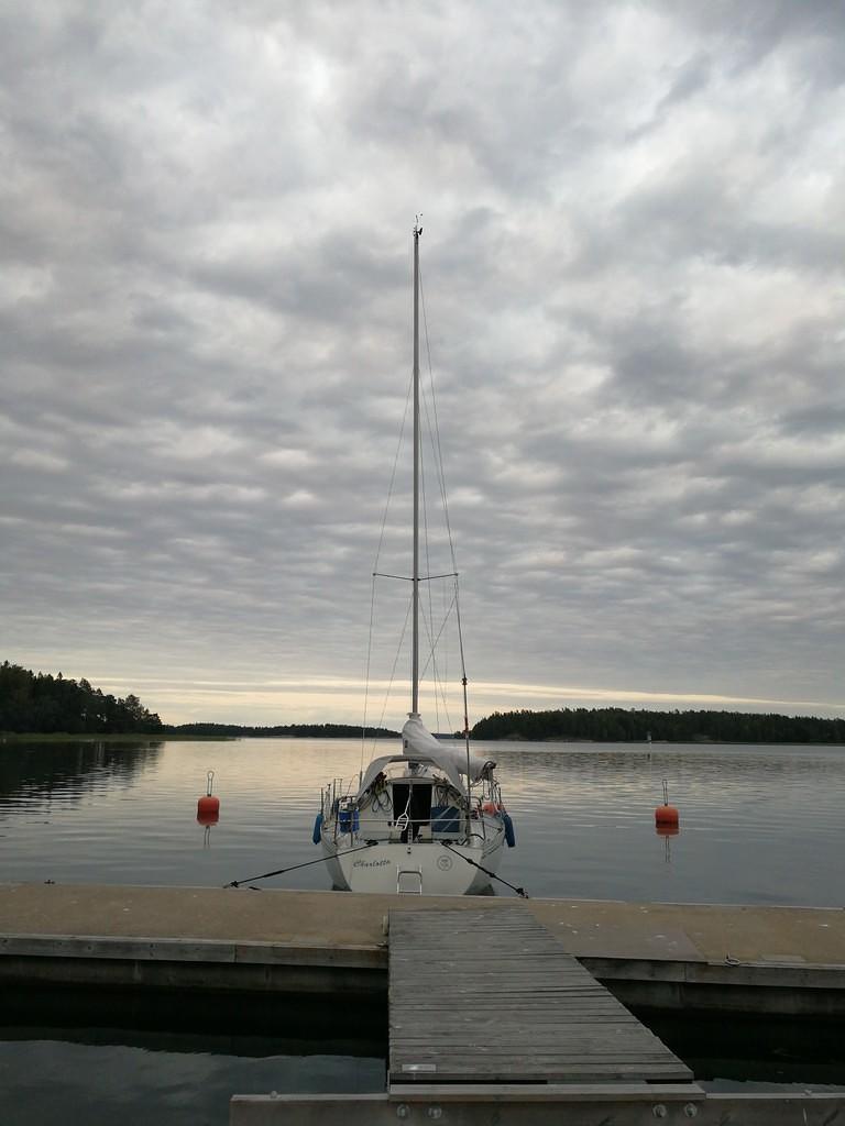 29.7 Kabböle. Aika huono paikka. Olisi pitänyt mennä våtskärin eteläpuolella olevaan luonnonsatamaan jossa kuulemma virkistysalu