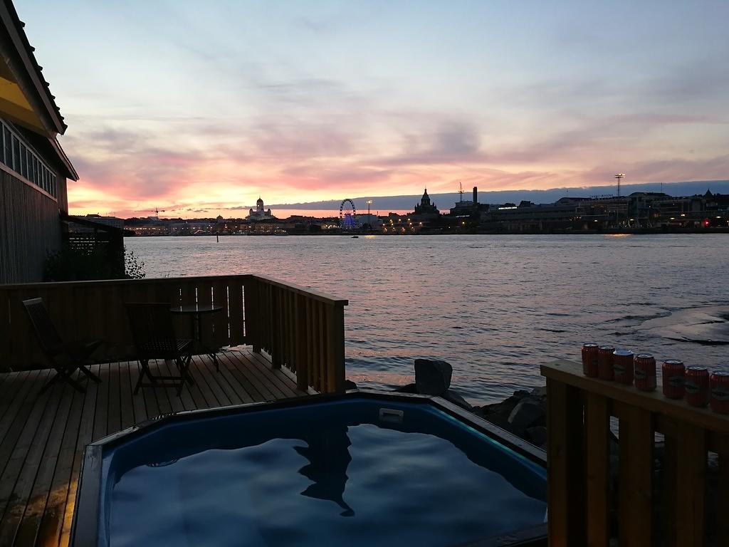 1.8 Valkosaari/NJK. Sauna on melkoisen hieno. Sekasauna, eli löylyhuoneessa kaksi ovea.