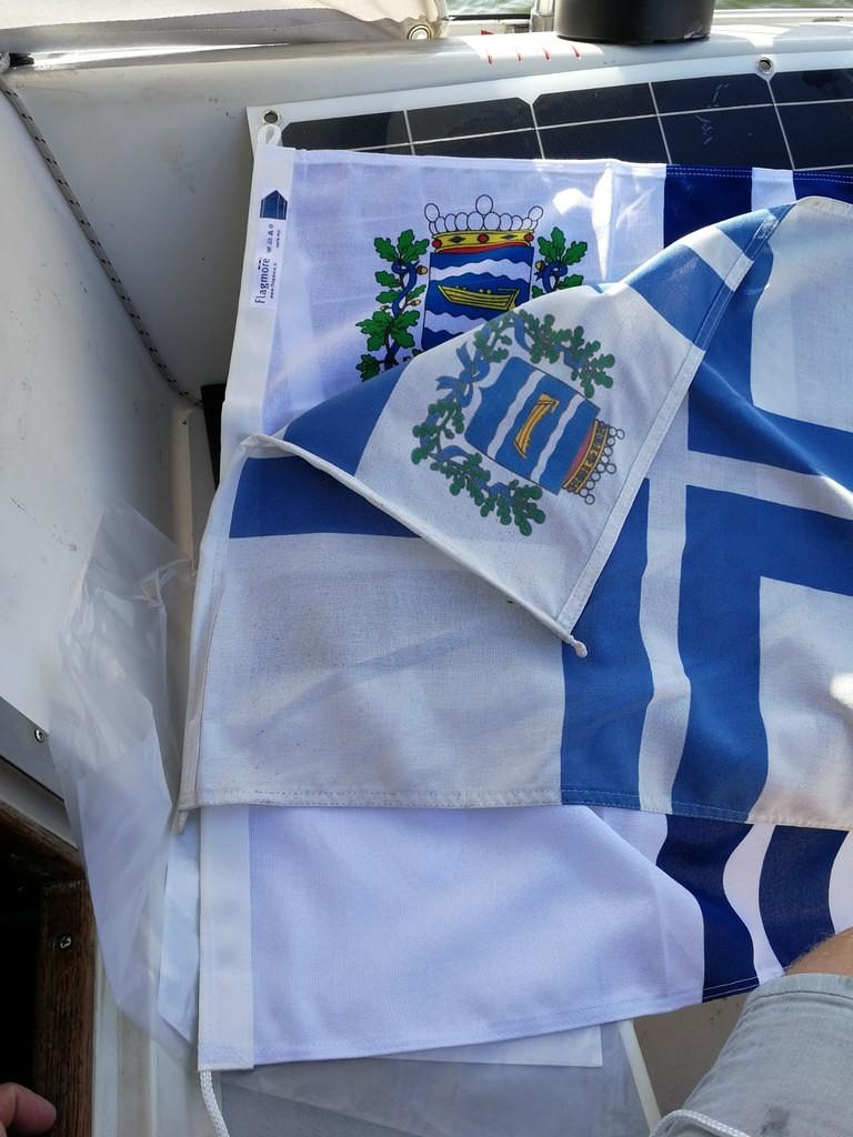 13.8 Lipun vaihdon paikka. Logo on näköjään paremmin tehty. Vanhaan lippuun ilmestyi reikä taka-ylänurkkaan. Uusi on hiukan isom