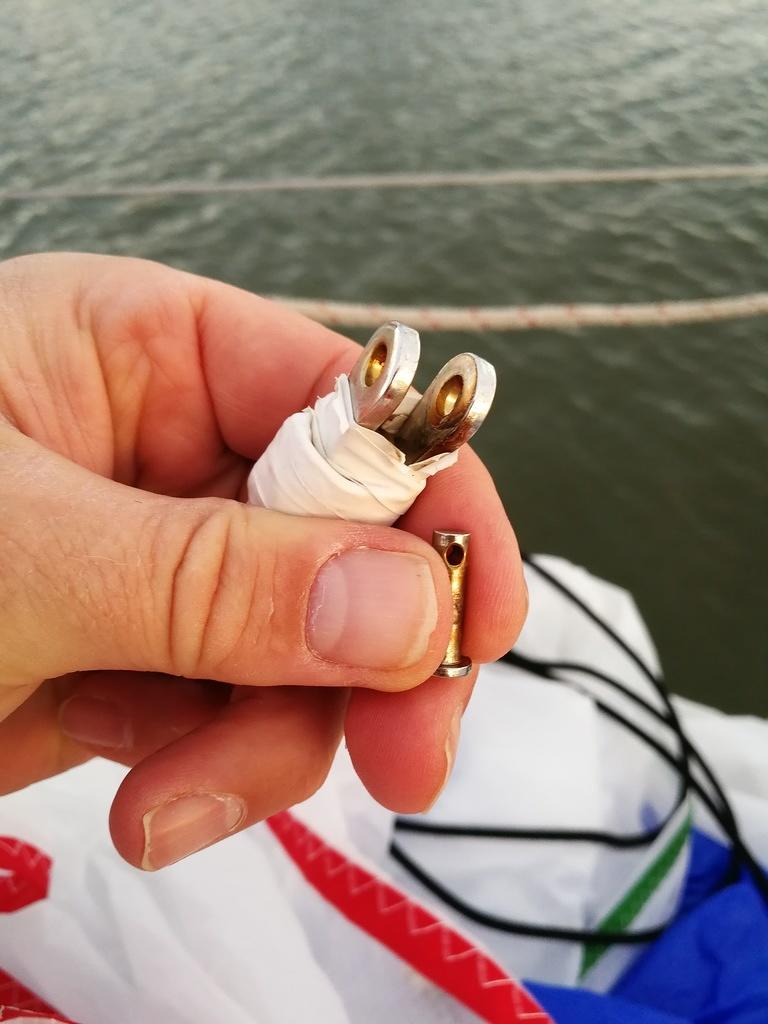 4.9 Keskiviikkokisa. Satamassa huomasin sitten että tuo tappi roikkui vain enää toisessa haarukassa. 