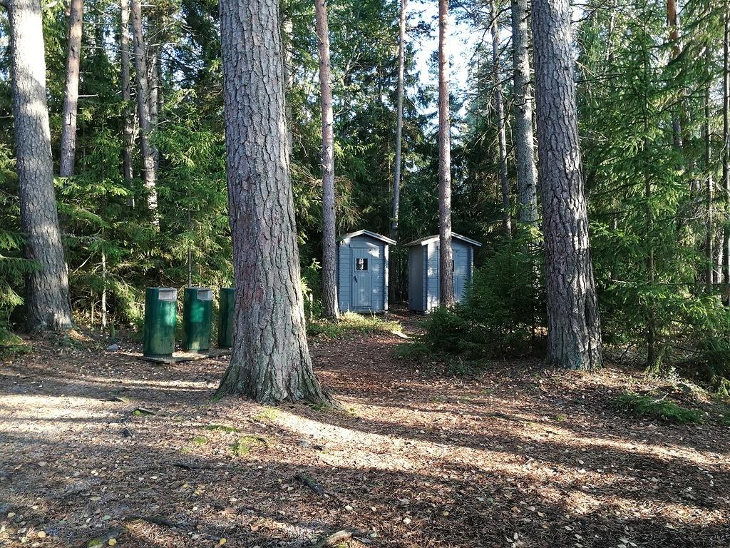 14.9 Laiturin länsipuolella löytyi nämä huussit, jotka olivat vähän paremmassa kunnossa. Vähän siivoamista tarvitsisivat, sekä i