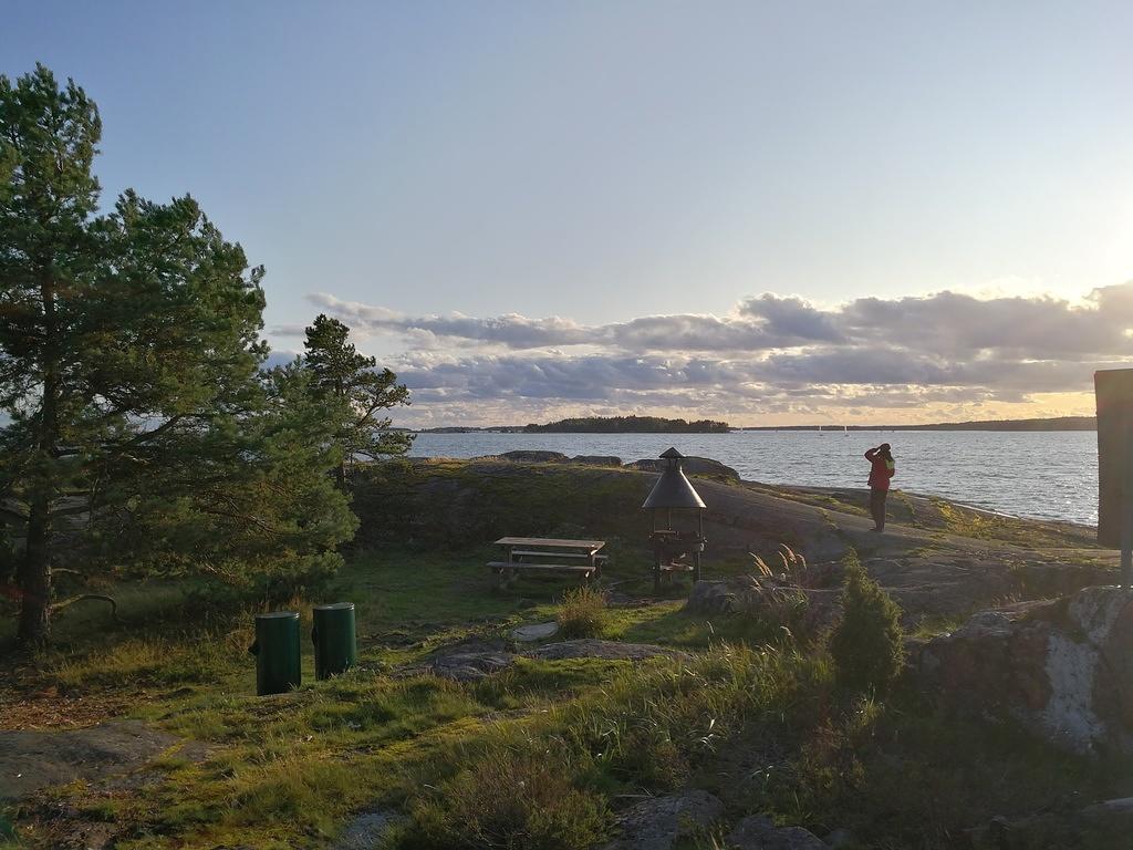 14.9 Eteläkärjessä on tällainen nuotiopaikka, ja kattoon asti koivuklapeja