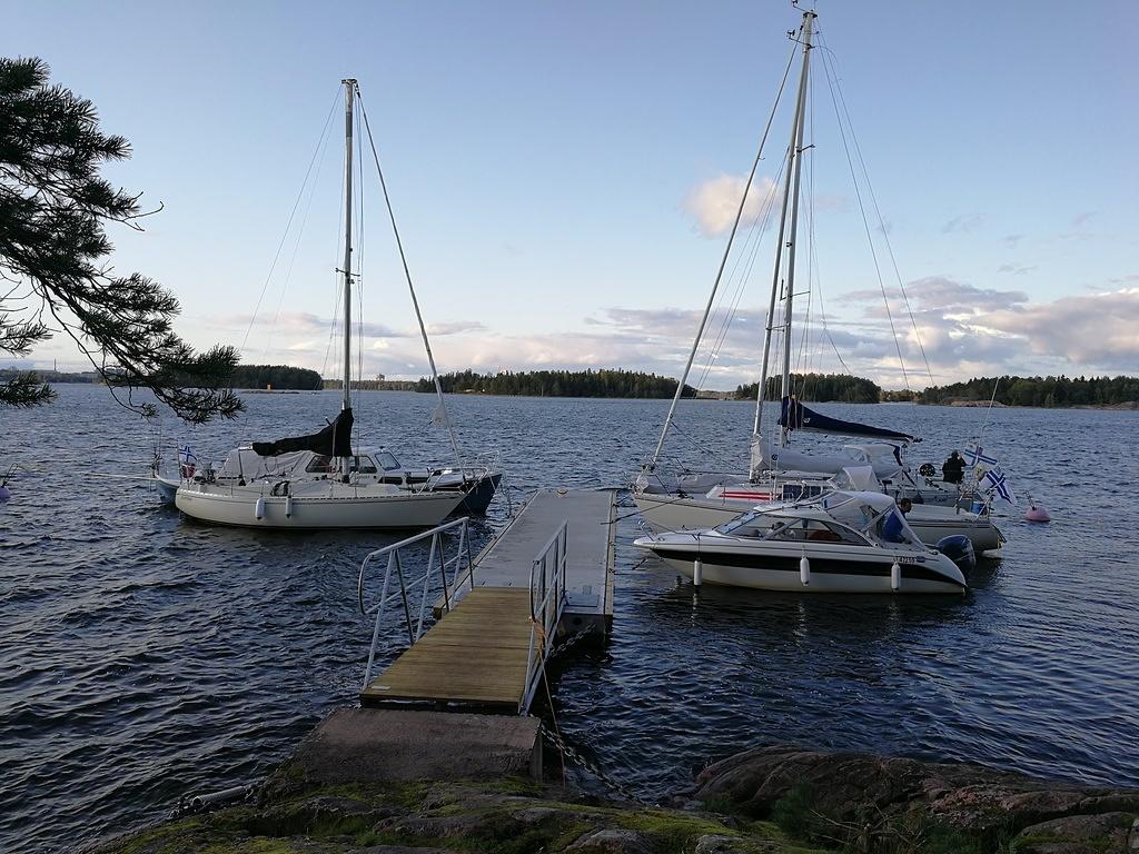 14.9 Laituri ei ole kovin iso tai raskas, mutta sen takana on jonkinlaisessa suojassa. Illalla oli 10 m/s puuskissa, mutta tuo a