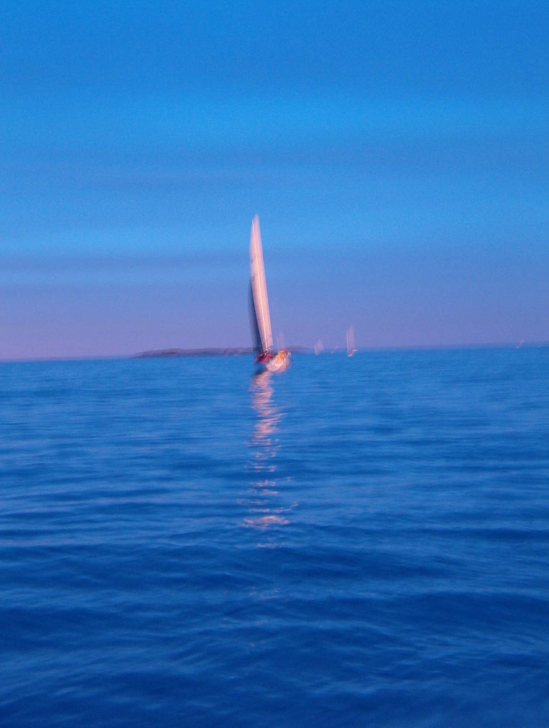 s/y Aquila sinisessä aamussa.