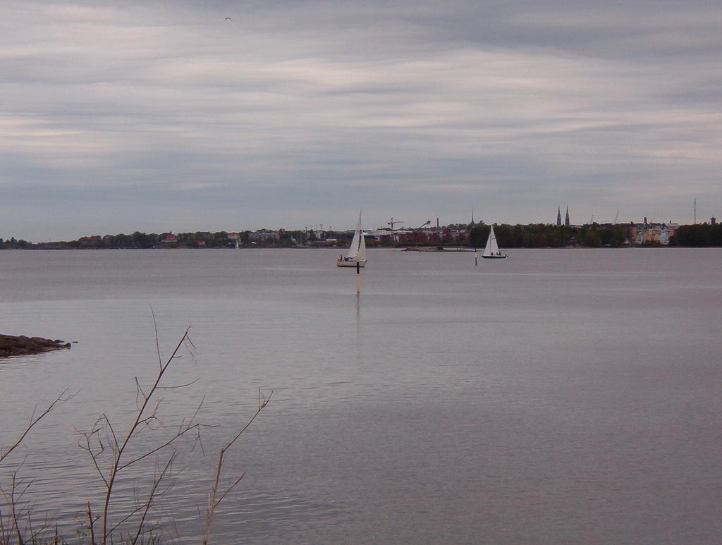 s/y Anneli lähestyy maalia, takana vaanii
kilpailun ainoa H-vene.