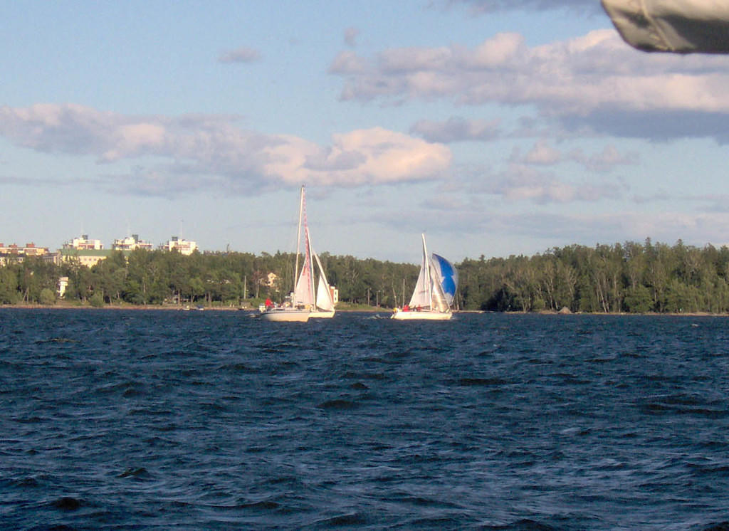 17.8.05. Charlotta vetämässä fleettiä melkin selällä.
Panun ottama kuva