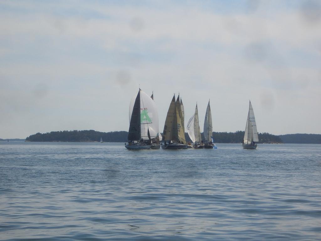 CIMG0448
 Ruuhkaa alamerkillä Tarantellan hakiessa reikää.
  IMS2 veneet ovat vähän tiellä. :)
© Niku Wärnhjelm