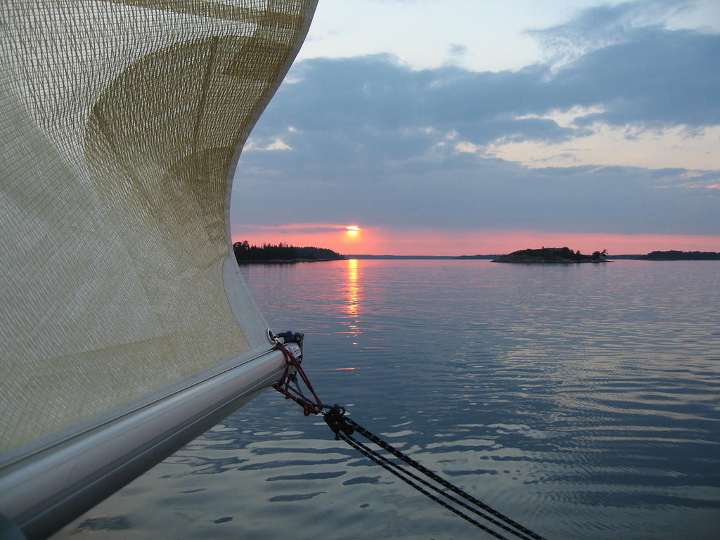 Isopurje roikkuu auringonlaskussa
© Aleksi